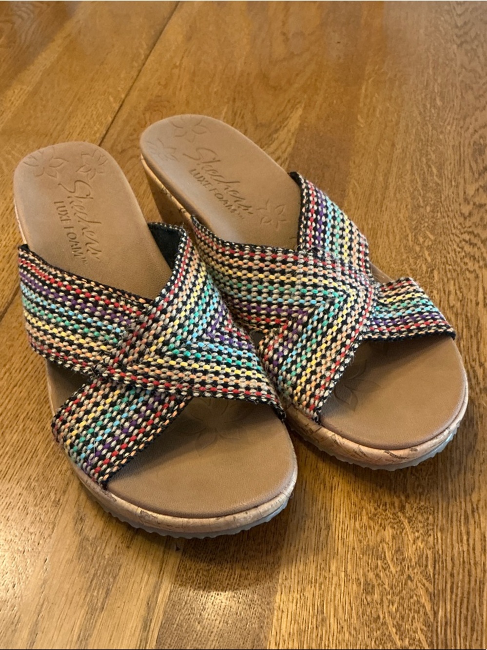 Woman’s Sketchers multi-color fabric cross platform wedge sandal. Size 9. New!